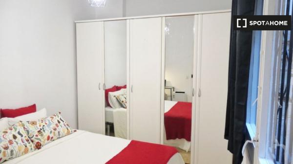 Grande quarto para alugar no distrito de Poble Sec, Barcelona!