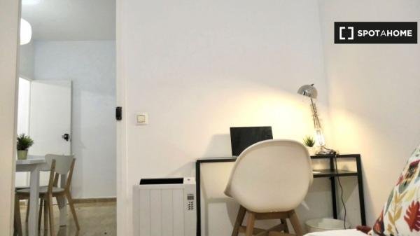 Large room for rent in Poble Sec district, Barcelona!