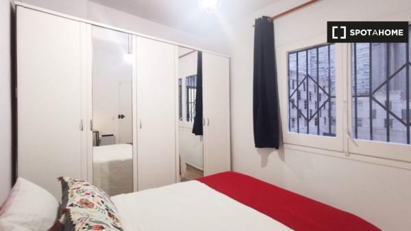 Large room for rent in Poble Sec district, Barcelona!