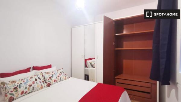 Grande quarto para alugar no distrito de Poble Sec, Barcelona!