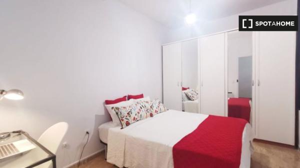 Grande quarto para alugar no distrito de Poble Sec, Barcelona!