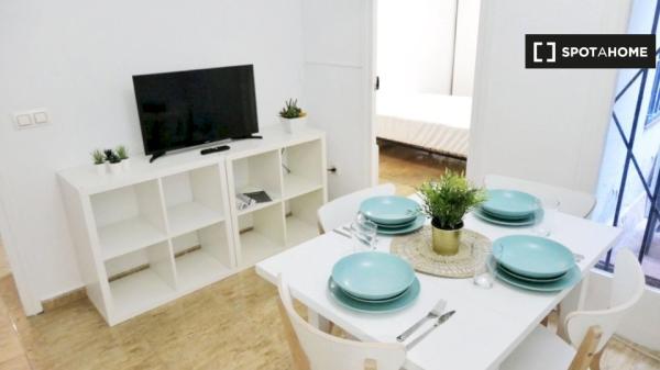 Large room for rent in Poble Sec district, Barcelona!