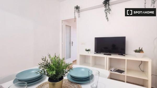 Large room for rent in Poble Sec district, Barcelona!