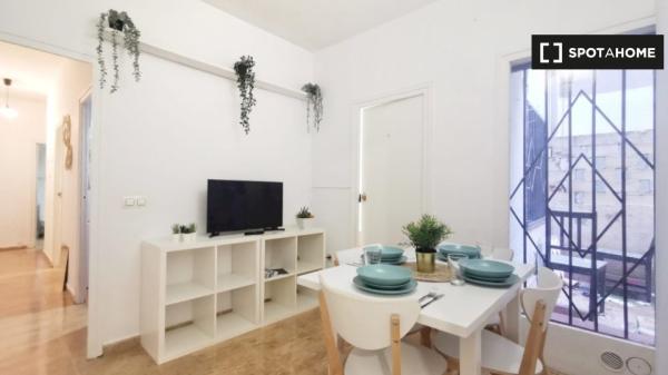 Grande quarto para alugar no distrito de Poble Sec, Barcelona!