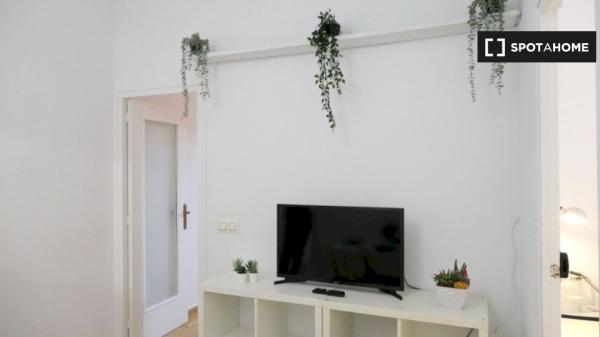 Large room for rent in Poble Sec district, Barcelona!