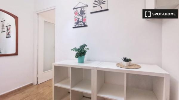 Grande quarto para alugar no distrito de Poble Sec, Barcelona!