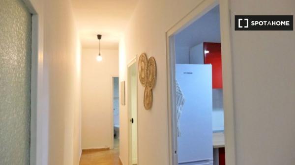 Amplia habitación en alquiler en el barrio de Poble Sec, Barcelona!