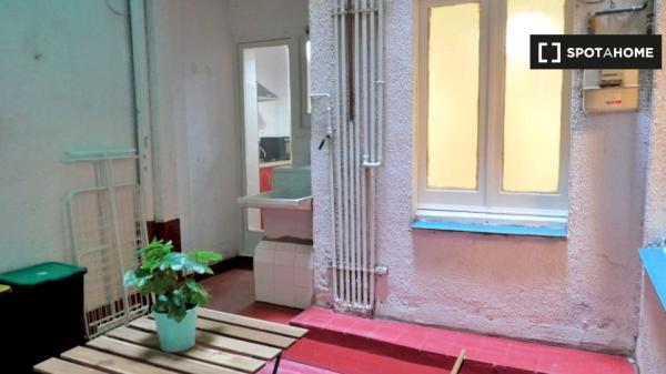 Large room for rent in Poble Sec district, Barcelona!