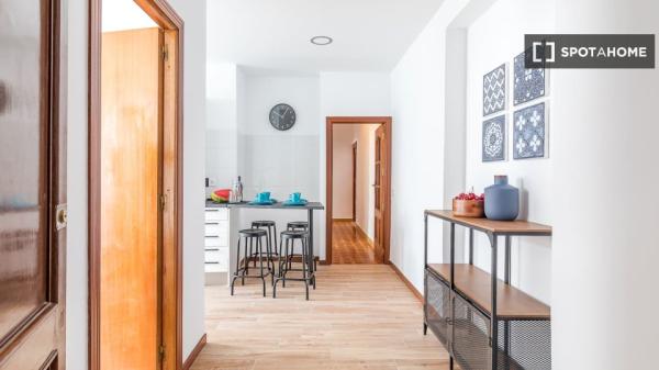 Alquiler de habitaciones en piso de 4 dormitorios en Berruguete, Madrid