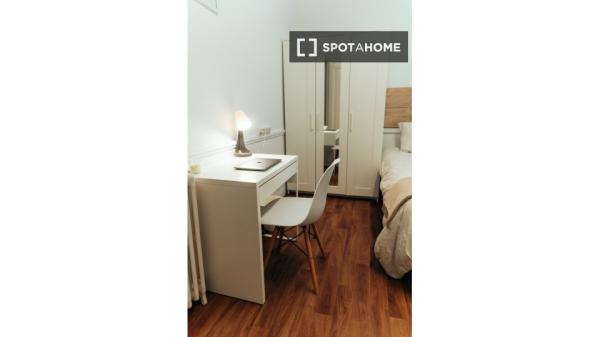 Zimmer zu vermieten in 7-Zimmer-Wohnung in Eixample, Barcelona