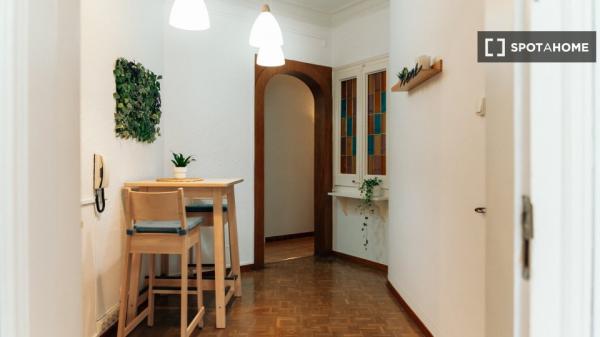 Se alquila habitación en apartamento de 7 dormitorios en Eixample, Barcelona