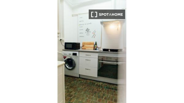 Zimmer zu vermieten in 7-Zimmer-Wohnung in Eixample, Barcelona