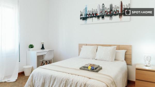 Se alquila habitación en apartamento de 7 dormitorios en Eixample, Barcelona