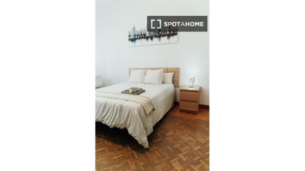 Se alquila habitación en apartamento de 7 dormitorios en Eixample, Barcelona