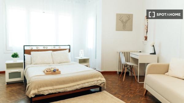 Se alquila habitación en apartamento de 7 dormitorios en Eixample, Barcelona