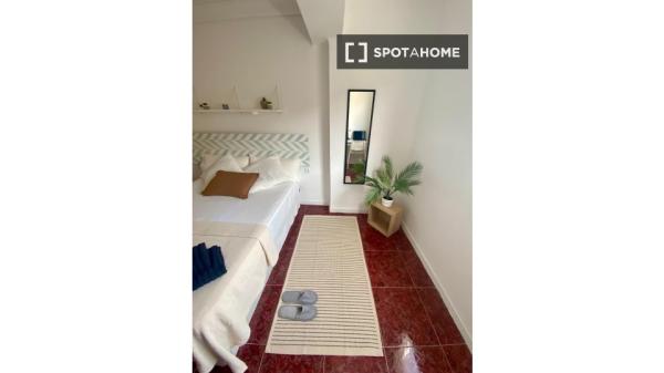 Rooms in shared apartment in Benicalap, València