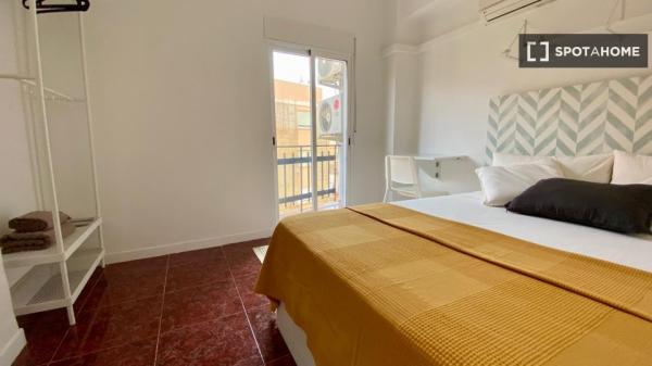 Rooms in shared apartment in Benicalap, València