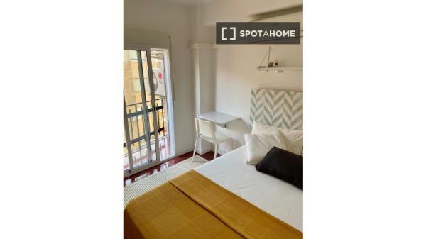 Rooms in shared apartment in Benicalap, València