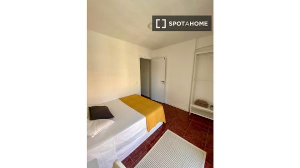 Rooms in shared apartment in Benicalap, València