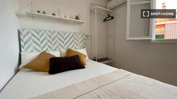 Rooms in shared apartment in Benicalap, València