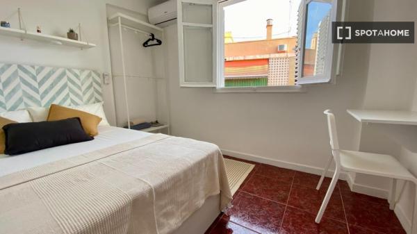 Rooms in shared apartment in Benicalap, València