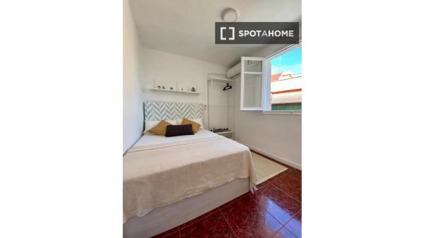 Rooms in shared apartment in Benicalap, València