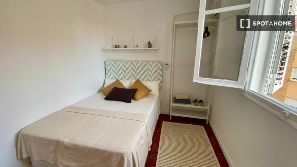 Rooms in shared apartment in Benicalap, València