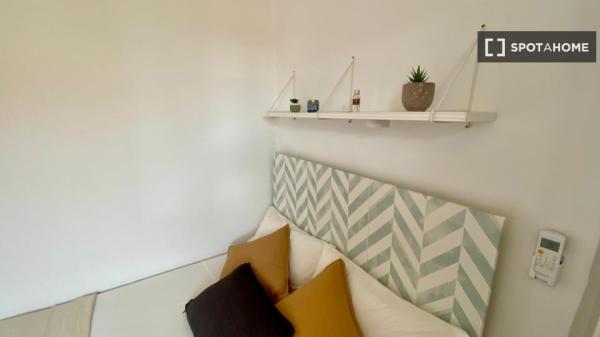 Rooms in shared apartment in Benicalap, València