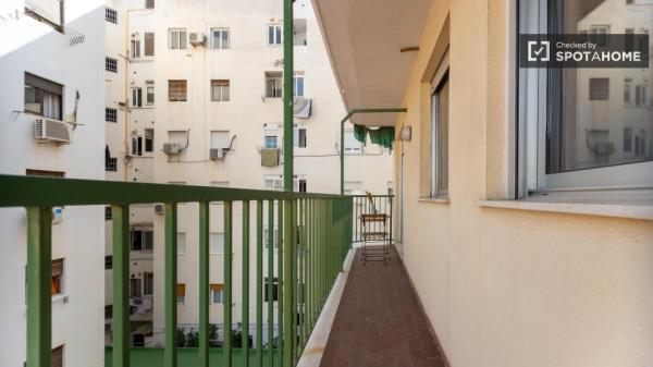 Se alquila habitación en piso de 7 habitaciones en Valencia