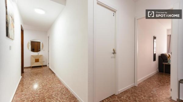 Alugo quarto em apartamento de 7 quartos em Valência