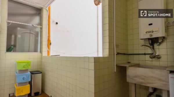 Alugo quarto em apartamento de 7 quartos em Valência