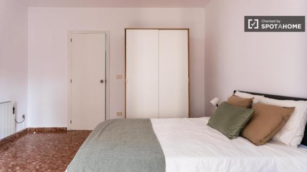 Alugo quarto em apartamento de 7 quartos em Valência