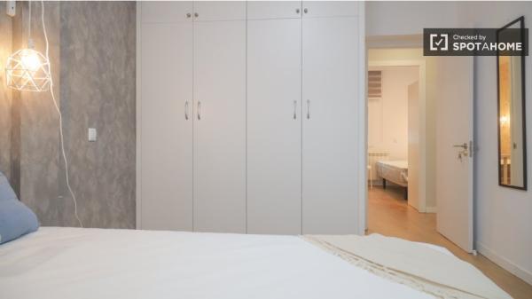 Se alquila habitación en piso de 4 dormitorios en Madrid