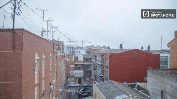 Se alquila habitación en piso de 4 dormitorios en Madrid