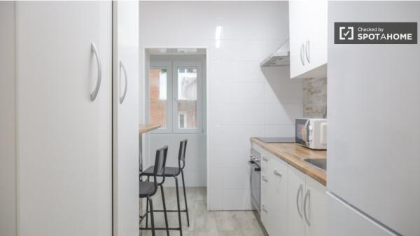 Se alquila habitación en piso de 4 dormitorios en Madrid