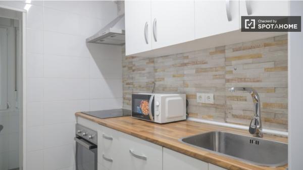 Se alquila habitación en piso de 4 dormitorios en Madrid