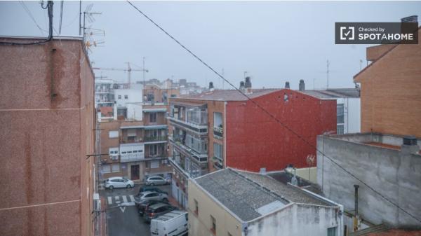 Se alquila habitación en piso de 4 dormitorios en Madrid