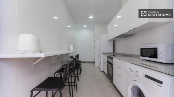 Se alquila habitación en piso de 5 dormitorios en Valencia