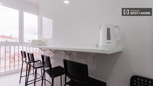 Se alquila habitación en piso de 5 dormitorios en Valencia