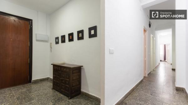 Se alquila habitación en piso de 5 dormitorios en Valencia