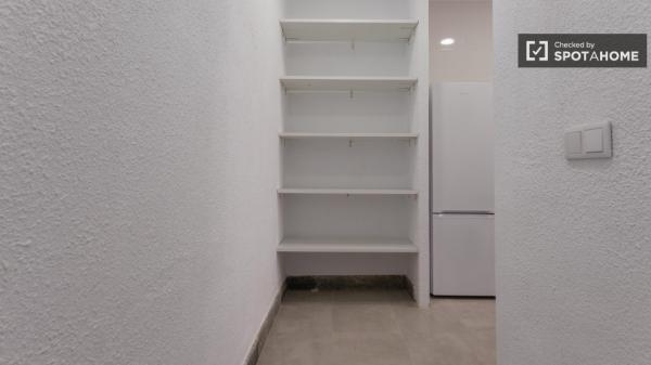 Se alquila habitación en piso de 5 dormitorios en Valencia