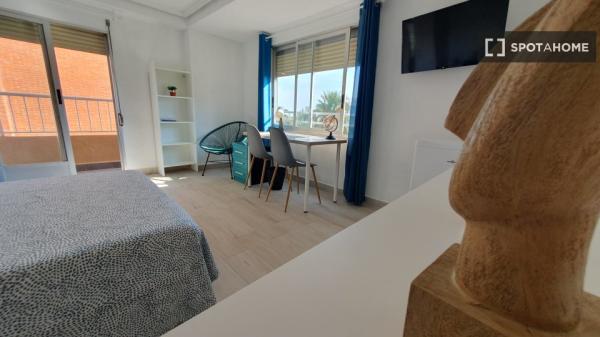 Se alquila habitación en piso de 5 dormitorios en Valencia