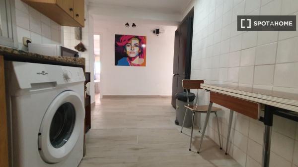 Se alquila habitación en piso de 5 dormitorios en Valencia