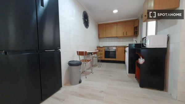 Se alquila habitación en piso de 5 dormitorios en Valencia