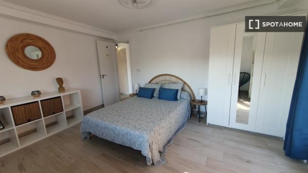 Se alquila habitación en piso de 5 dormitorios en Valencia