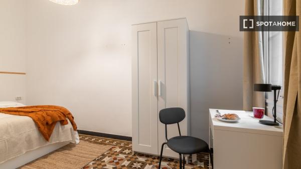 Se alquila habitación en piso de 6 habitaciones en Barcelona