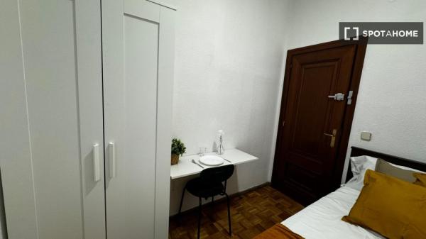 Room in shared apartment in Madrid