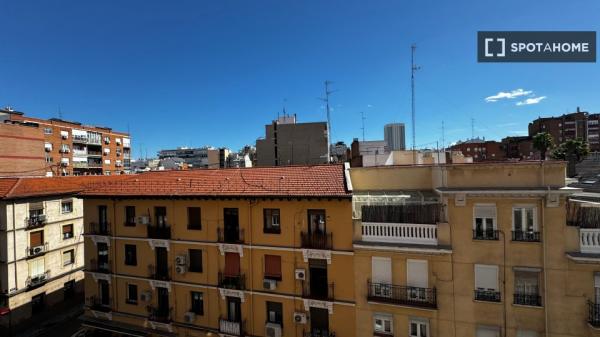 Habitación en piso compartido en madrid.