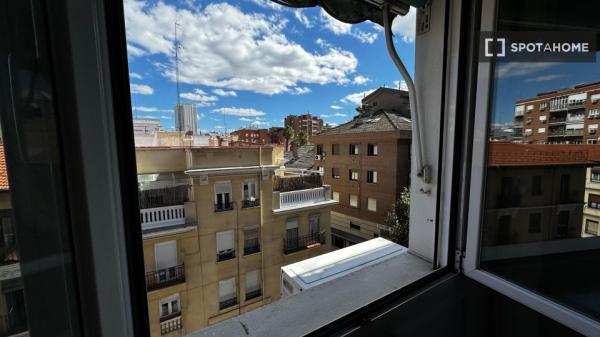 Habitación en piso compartido en madrid.