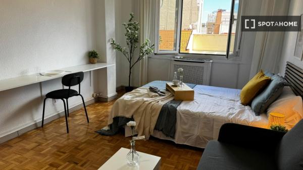 Habitación en piso compartido en madrid.